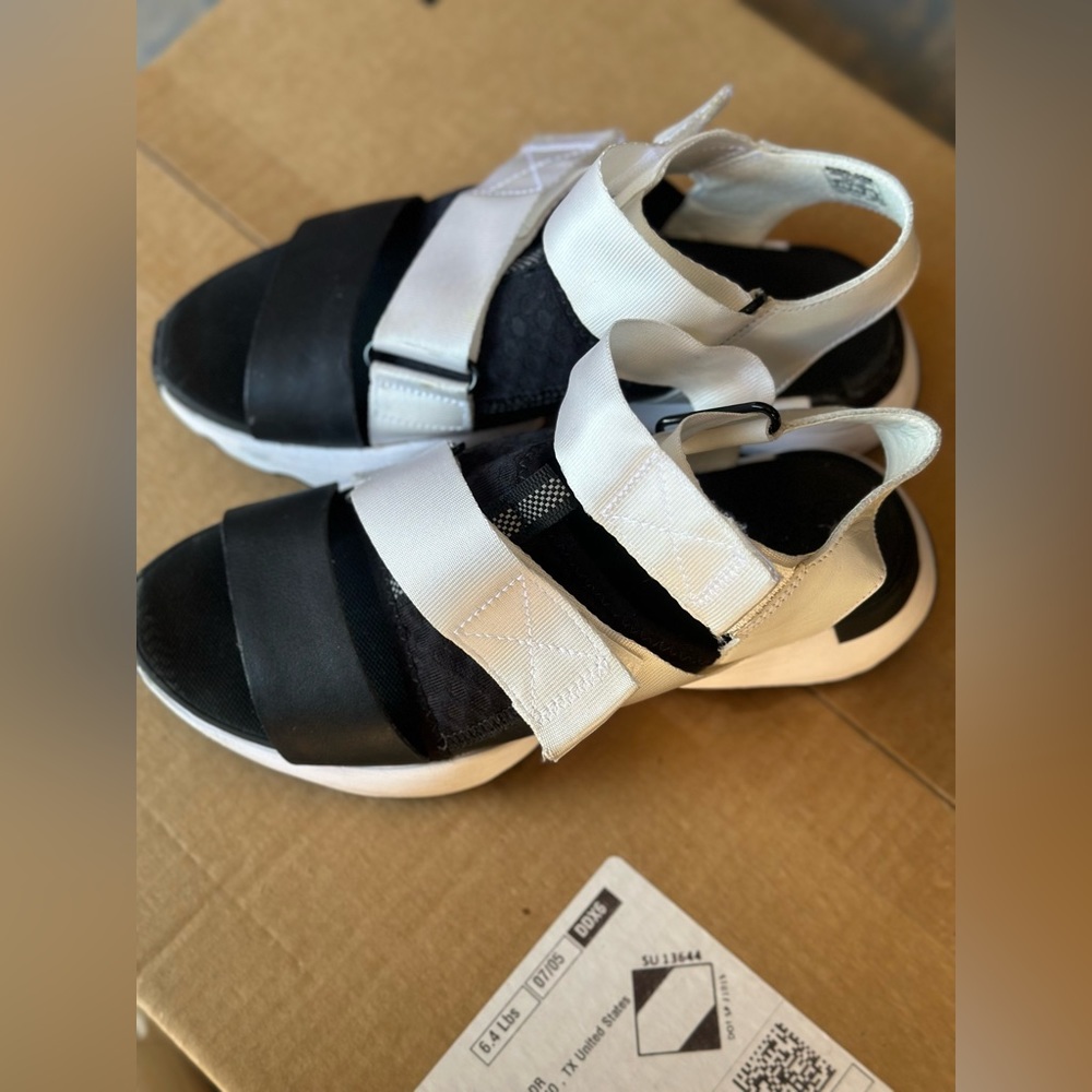 Black and white sandals✨ size 6